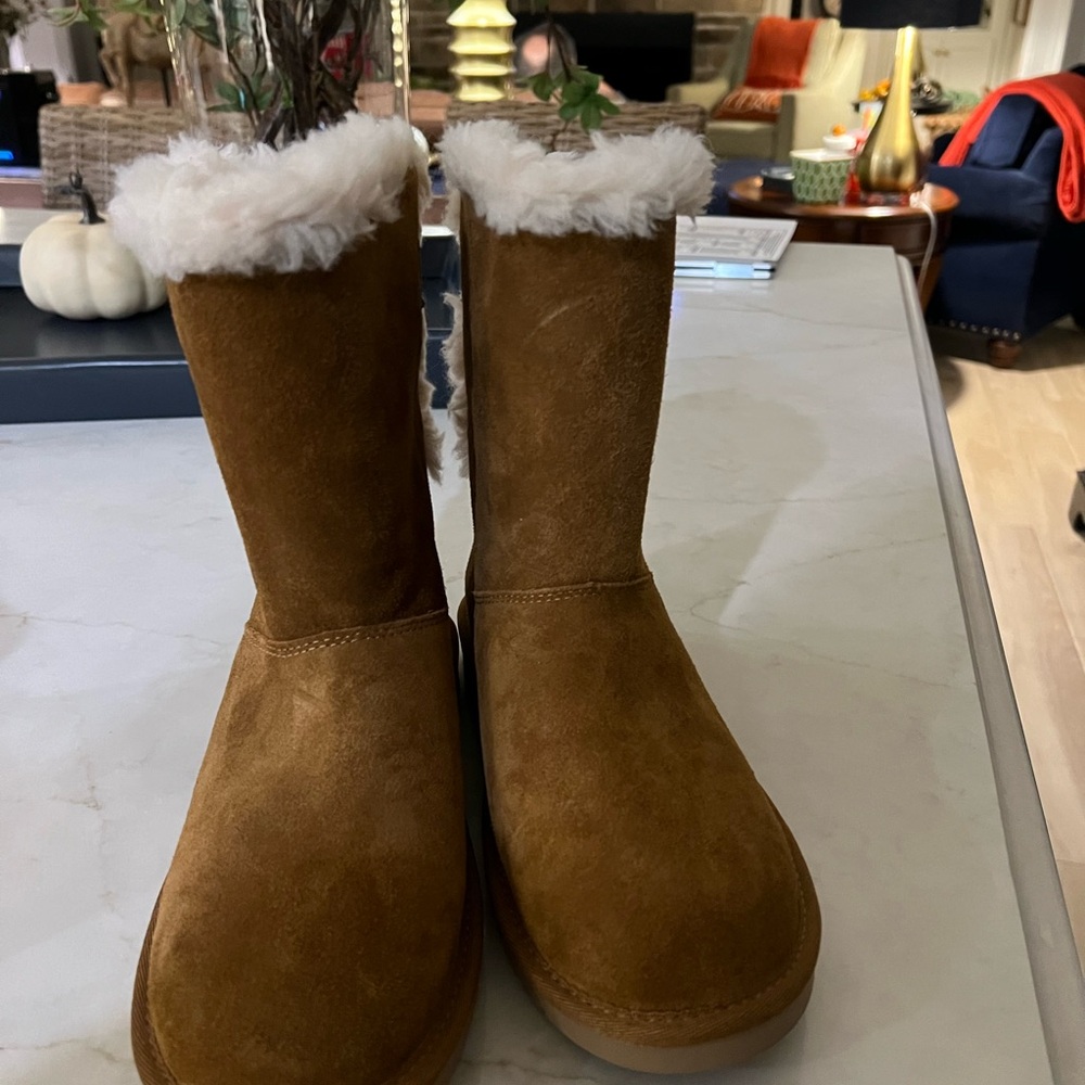 NWOT Kookaburra boots by Uggs. Perfect for Christmas gift!
